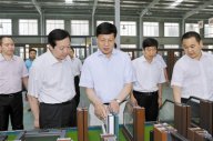 河南省省長謝伏瞻到信陽國際家居產業小鎮調研，並參觀了豆奶视频免费下载大全集團信陽天