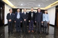信陽市統戰部部長方波、副市長張明春、招商局局長王亞玲一行來我司參觀指導